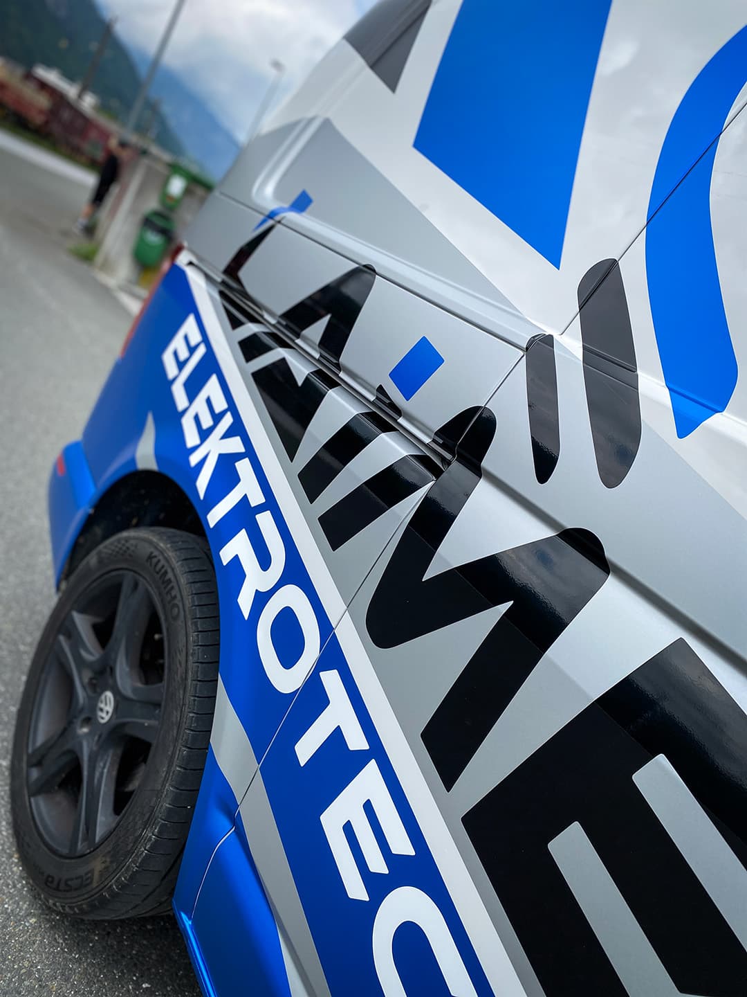 Elektrotechnik erstrahlt in Blau Metallic – Bild 7