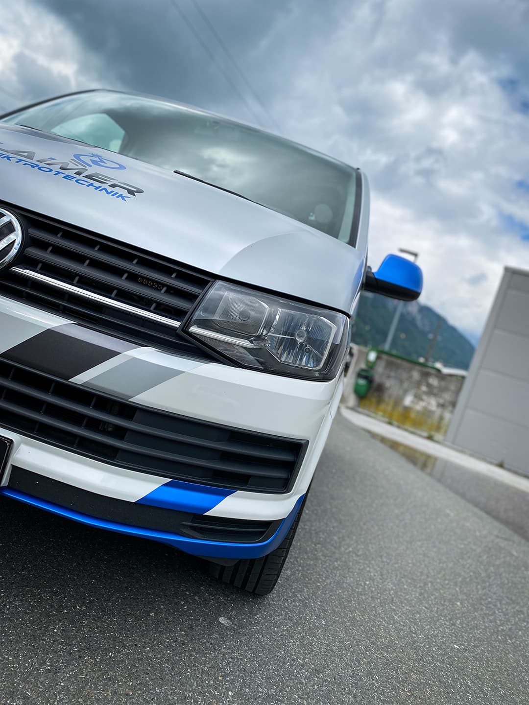 Elektrotechnik erstrahlt in Blau Metallic – Bild 5