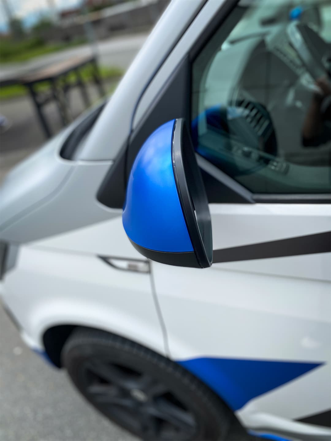 Elektrotechnik erstrahlt in Blau Metallic – Bild 9