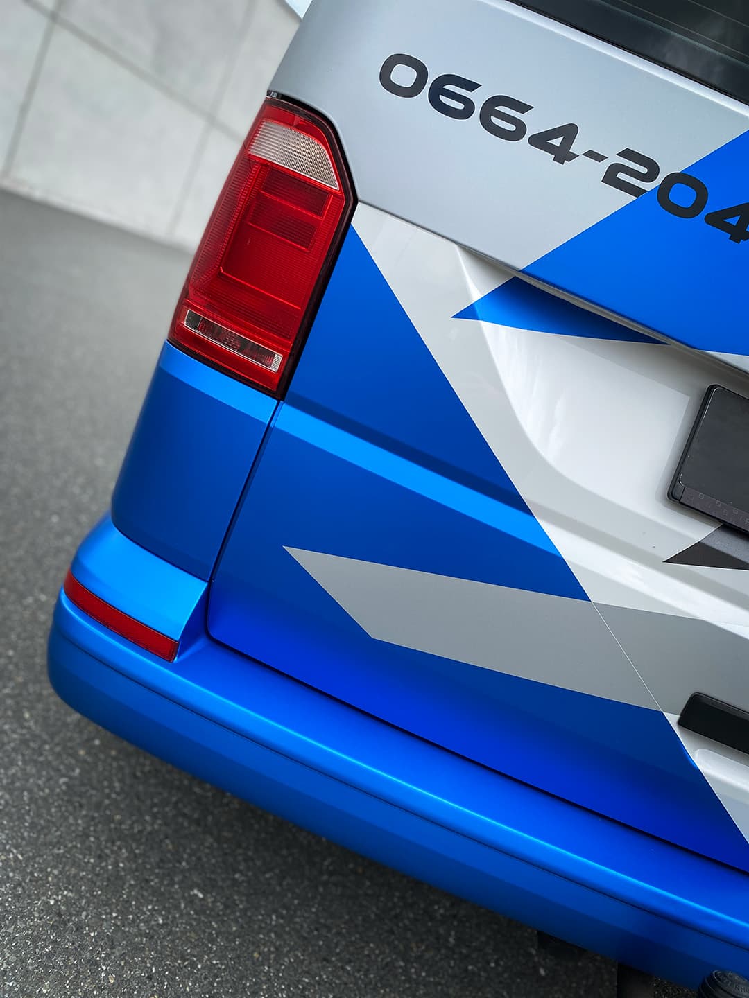 Elektrotechnik erstrahlt in Blau Metallic – Bild 4