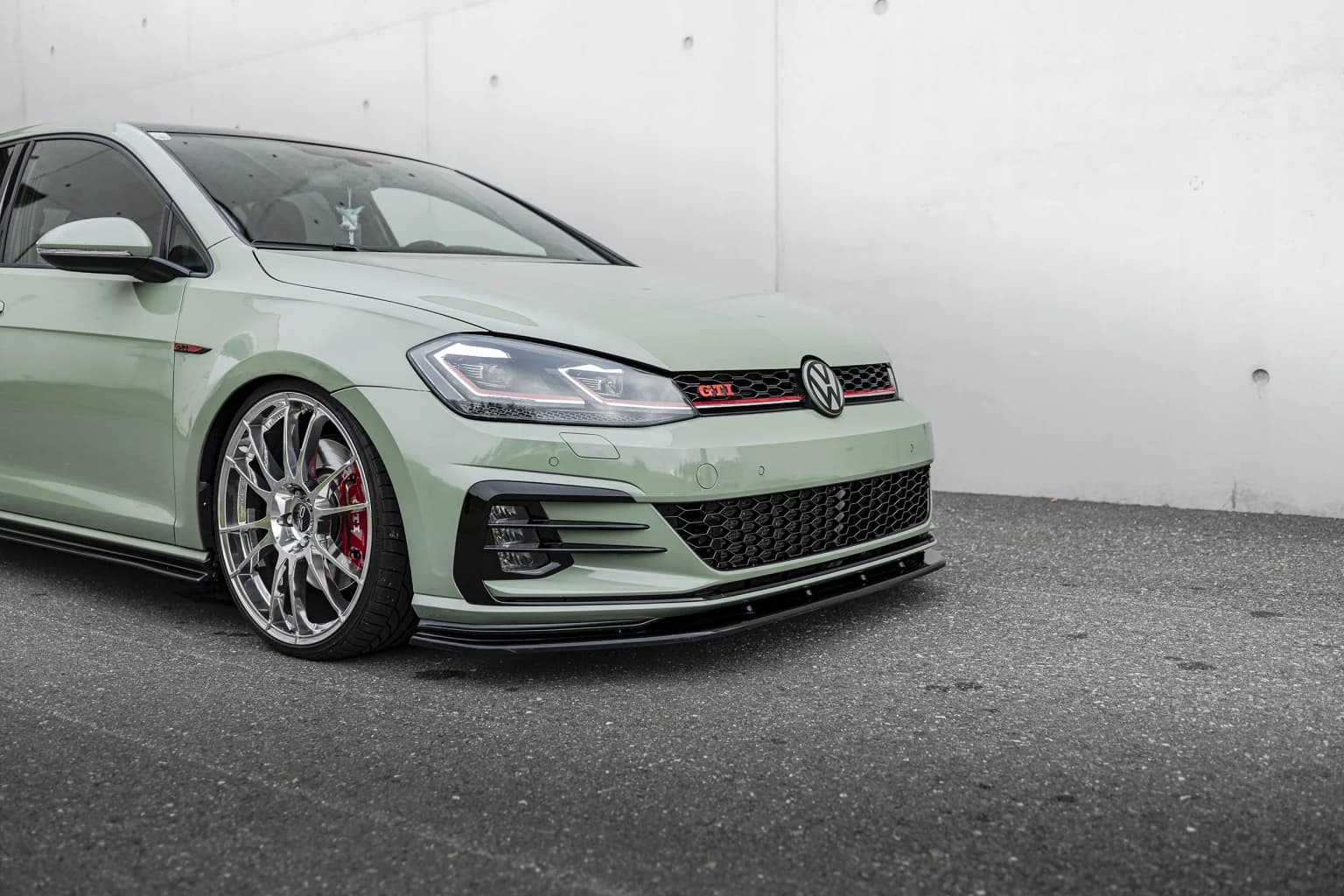 VW Golf GTI in Resedagrün foliert – Mozzart Foliendesign Hallein